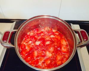超简单好吃的冰冻牛奶草莓果酱的做法 步骤2
