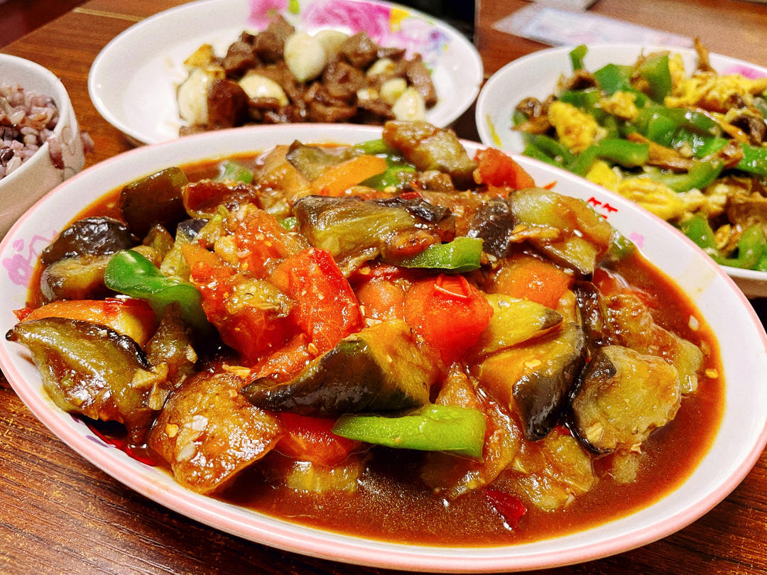 红烧茄子（佐西红柿尖椒）