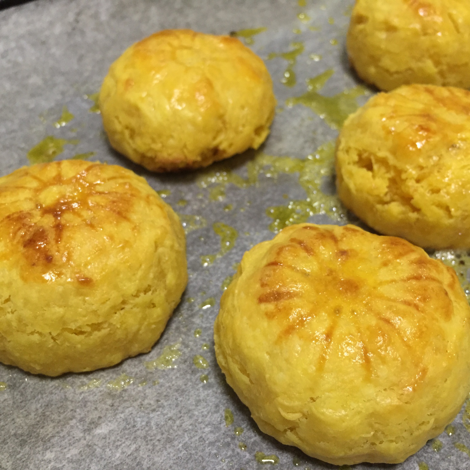 咸甜的味道刚刚好：港式金沙奶黄月饼（含金沙馅做法）