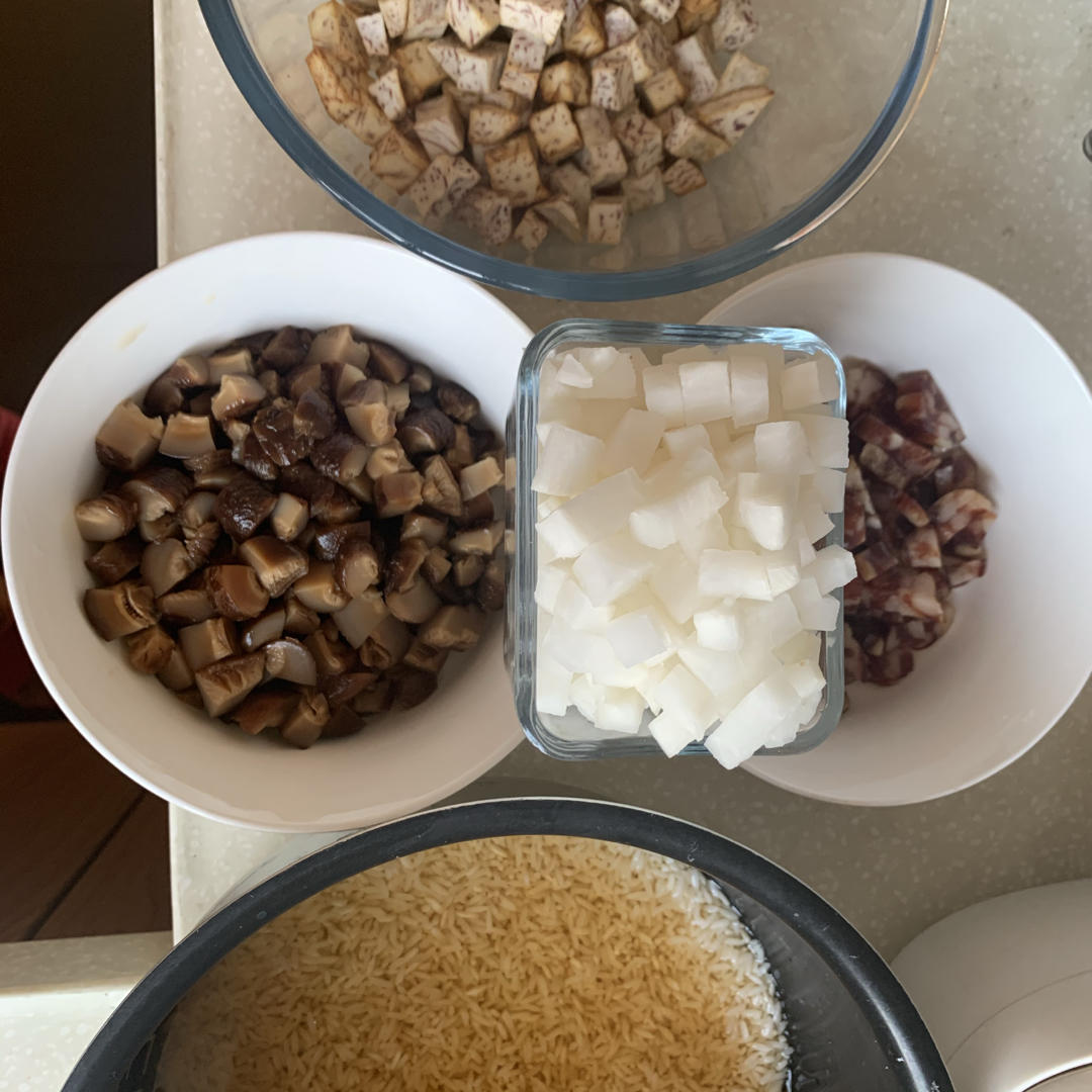 【北鼎珐琅铸铁锅食谱】芋头萝卜腊肠焖饭