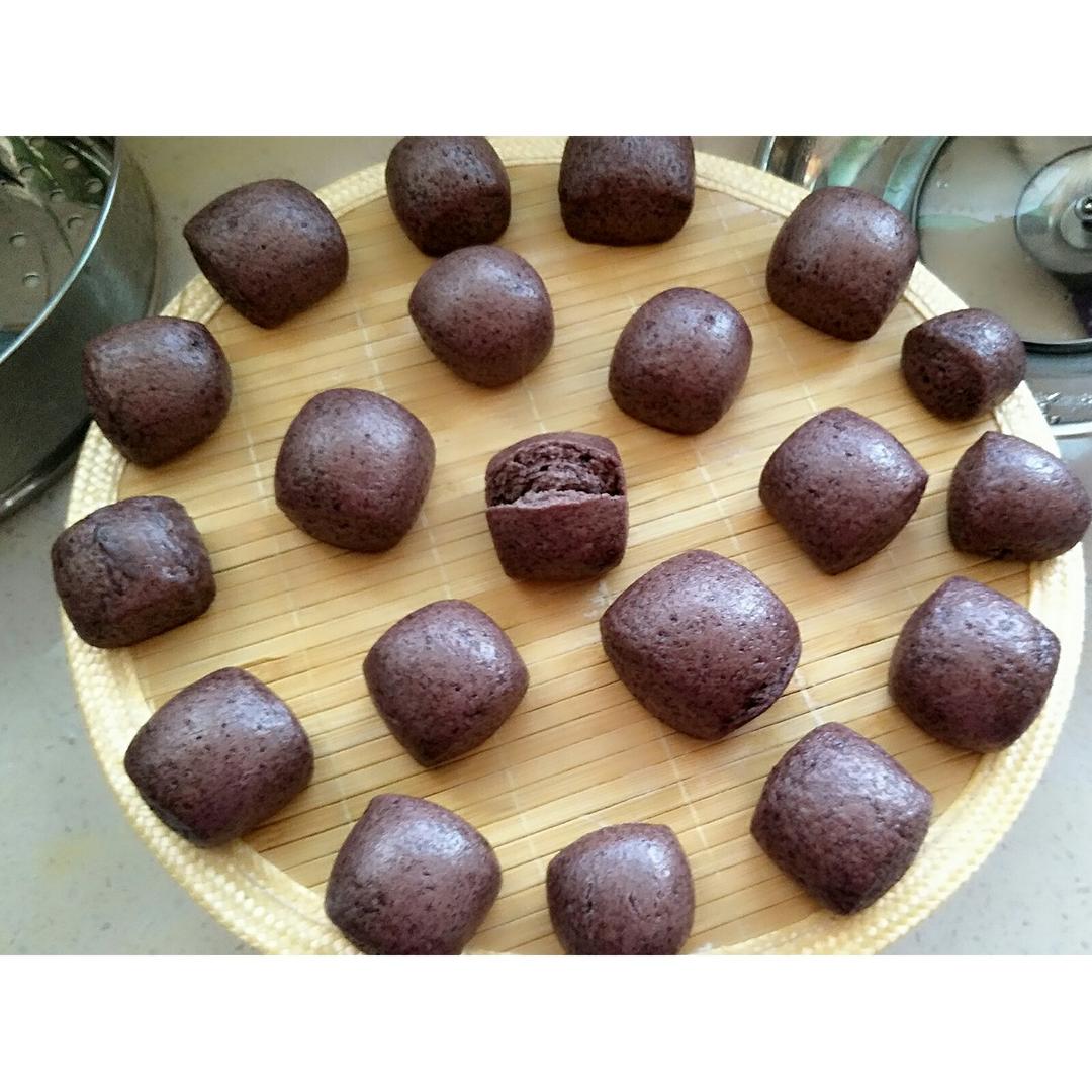 自己蒸的黑米面馒头