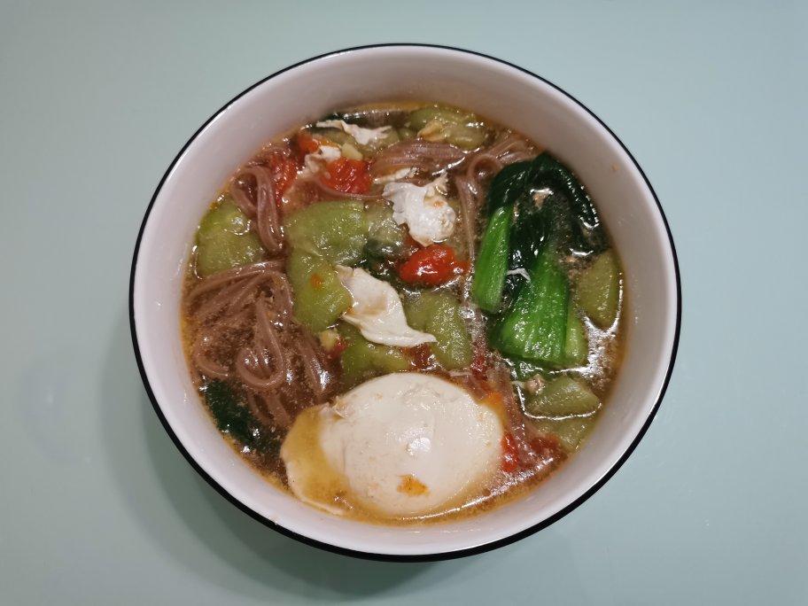 西红柿丝瓜鸡蛋面：一碗素面