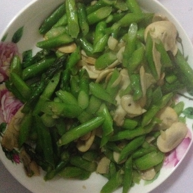 芦笋炒蘑菇