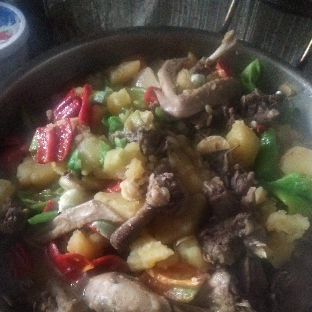 土豆闷鸭