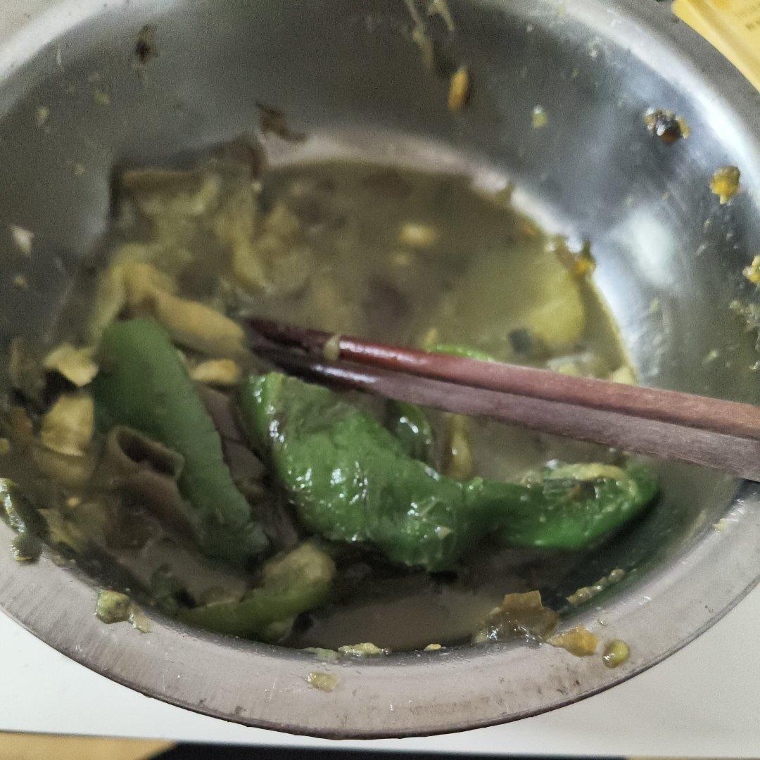 不要被它的外表吓到，吃一口会让你念念不忘辣椒擂皮蛋茄子