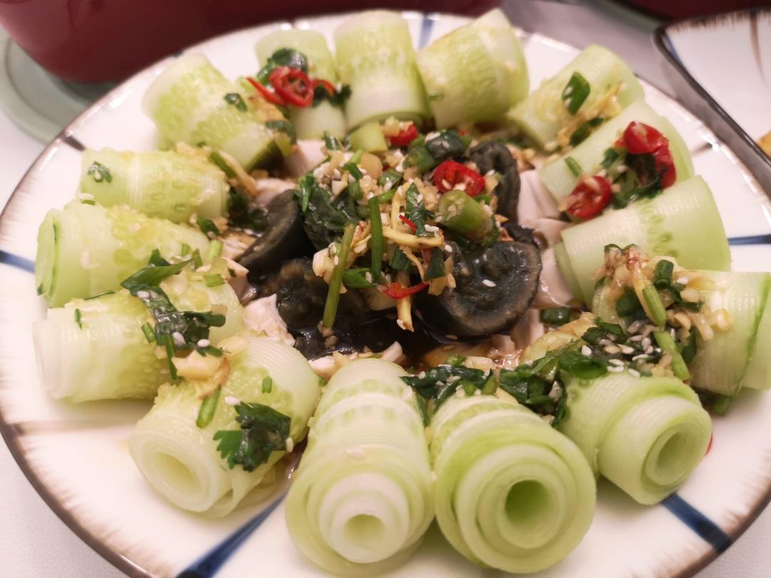 两种常见食材/做颜值担当的「凉拌皮蛋黄瓜🥒」