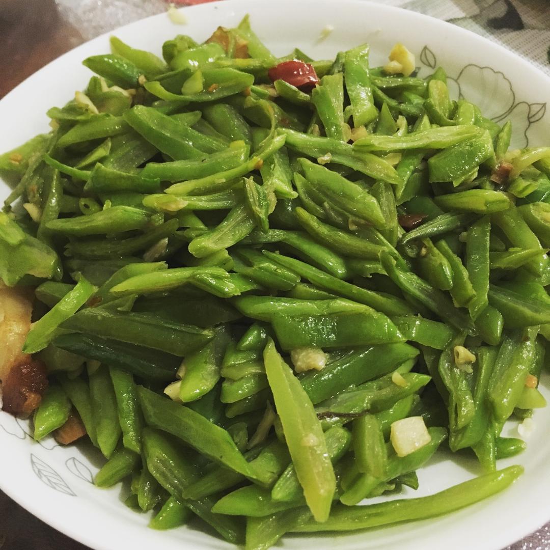 热汤锅里捞冰块做的蒜蓉刀豆