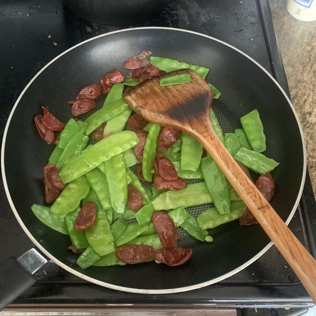 腊肠炒荷兰豆