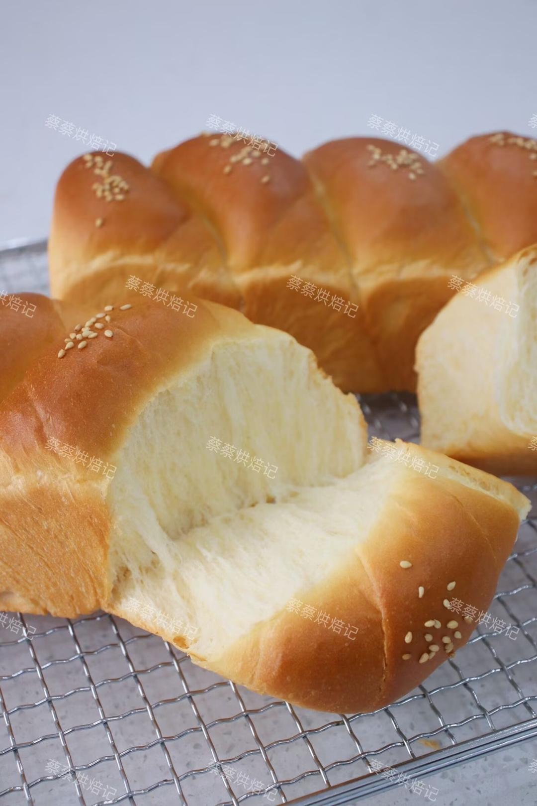 复刻面包店招牌奶香吐司卷🥐巨软巨拉丝！