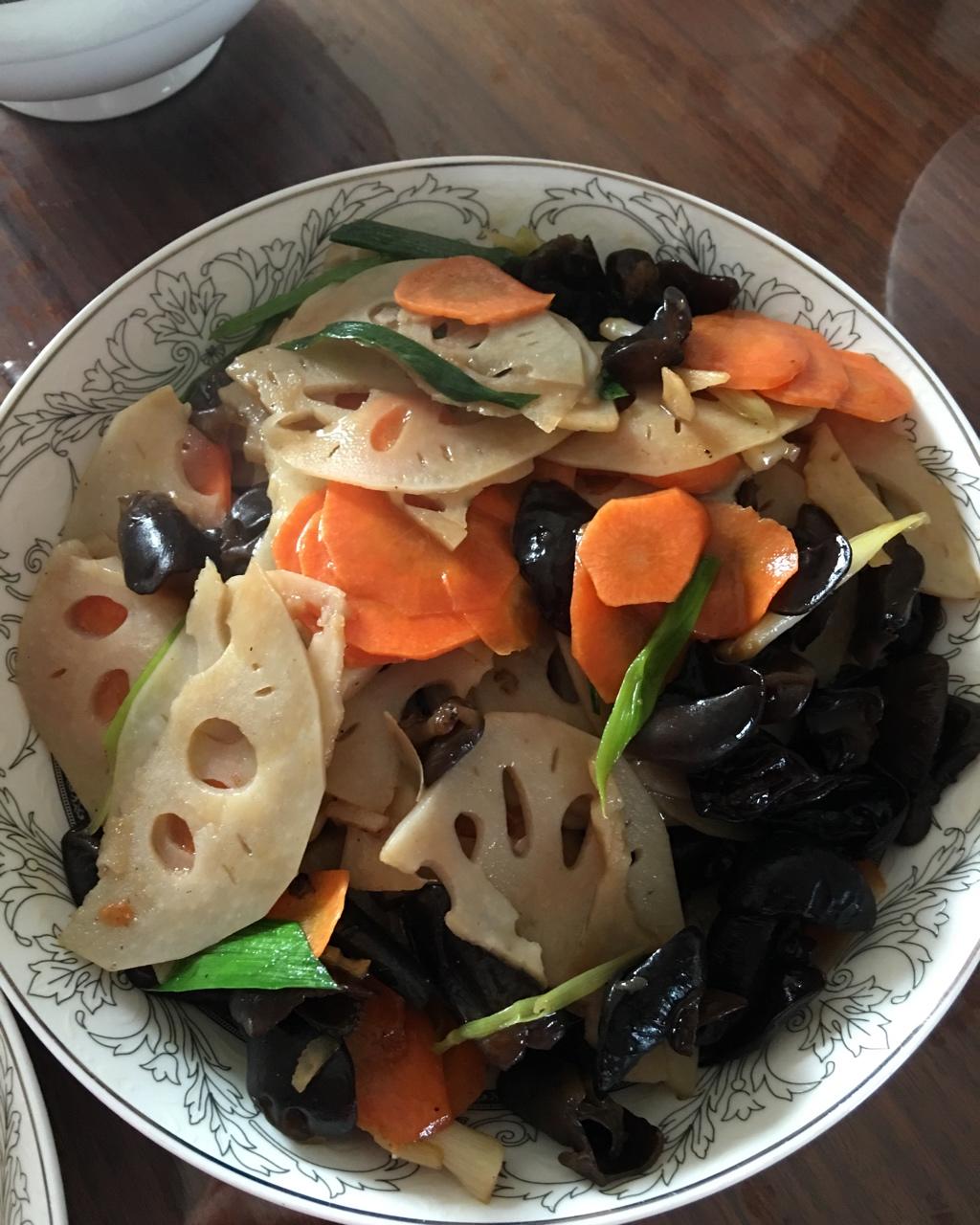 黒木耳炒藕片