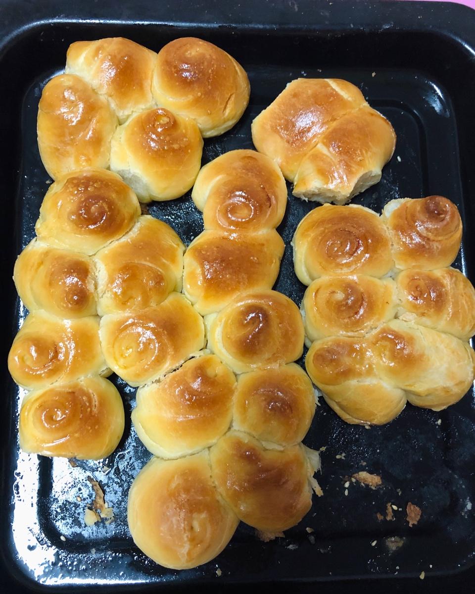 此配方不用厨师机也能做出媲美私房的蜂蜜脆底小面包