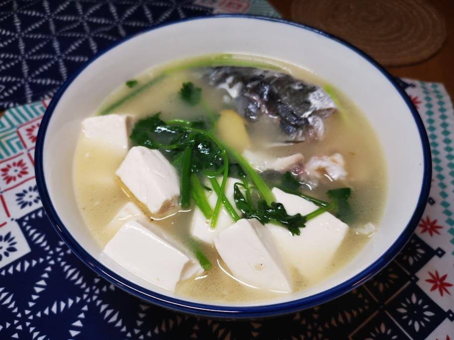 芫茜豆腐鱼头汤的做法