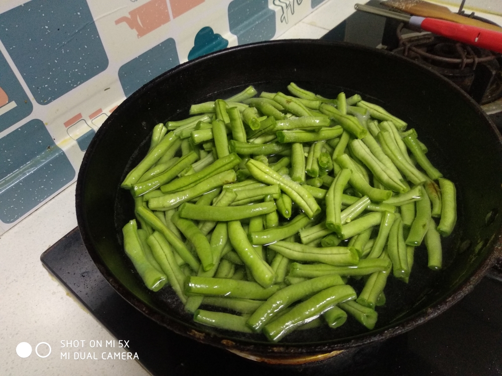 肉沫干煸豆角的做法 步骤4