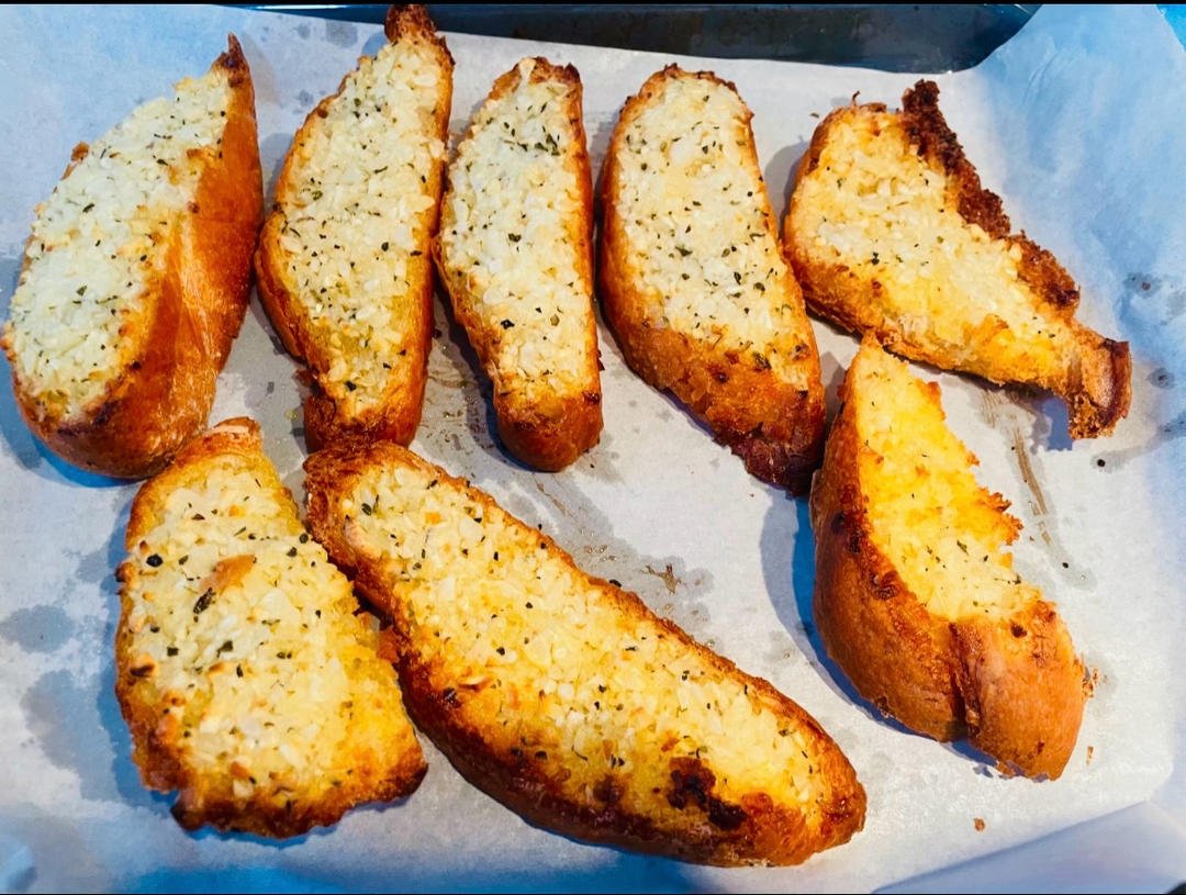 4块钱一片的蒜香烤法棍 一条法棍烤了20片✌️