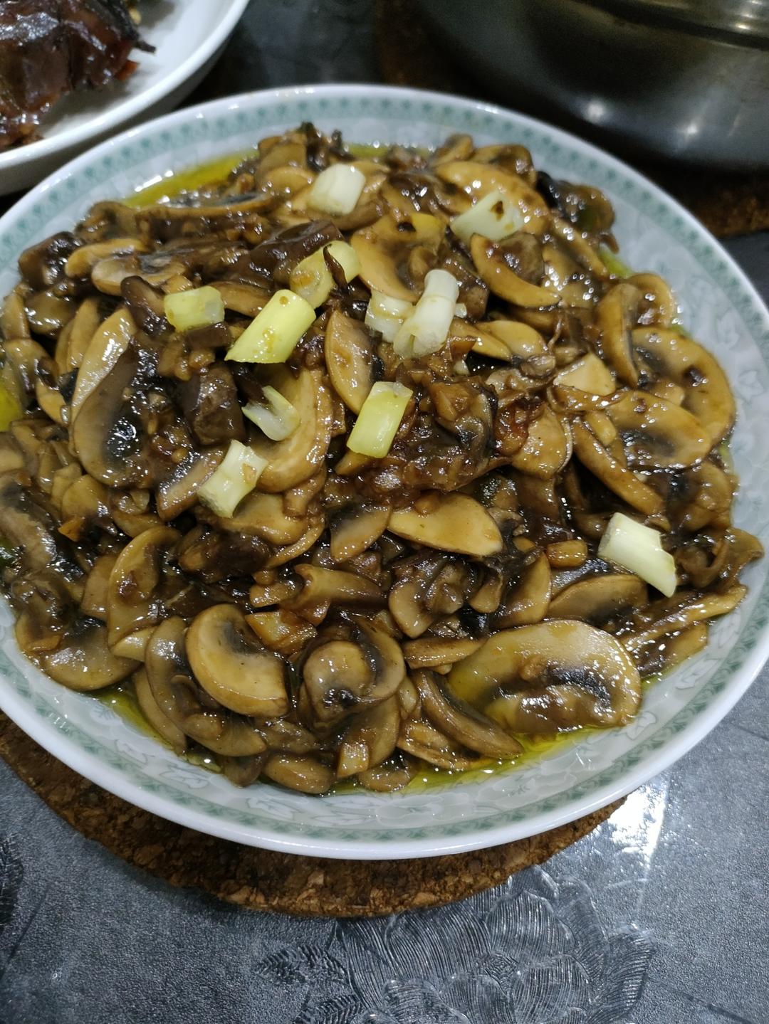 鲜香嫩滑！好吃不胖的蒜香炒口蘑！