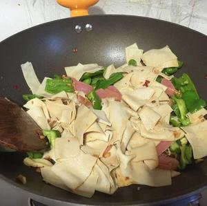 火腿肠炒千张豆腐皮的做法 步骤3