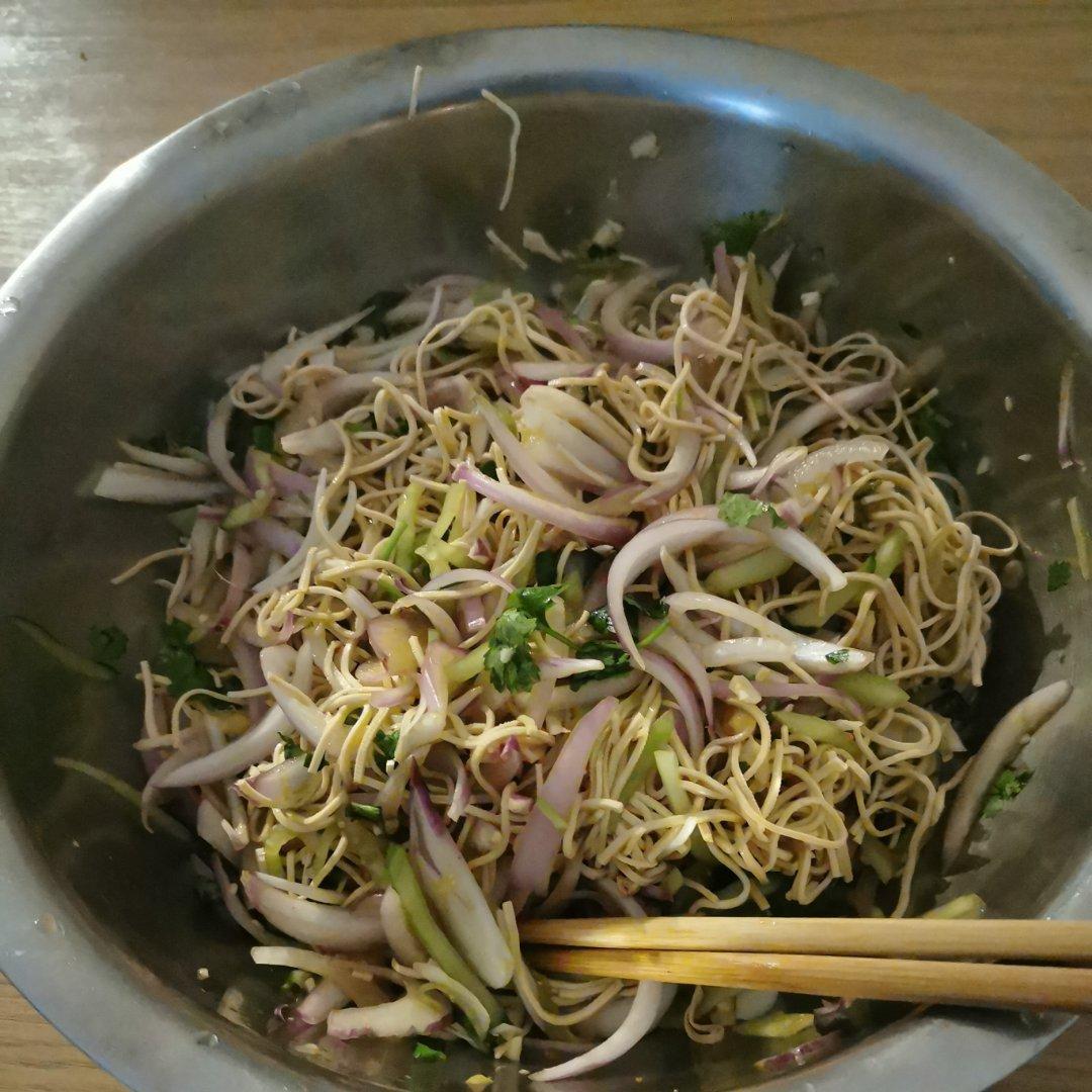 超快手的凉拌千张黄瓜胡萝卜丝