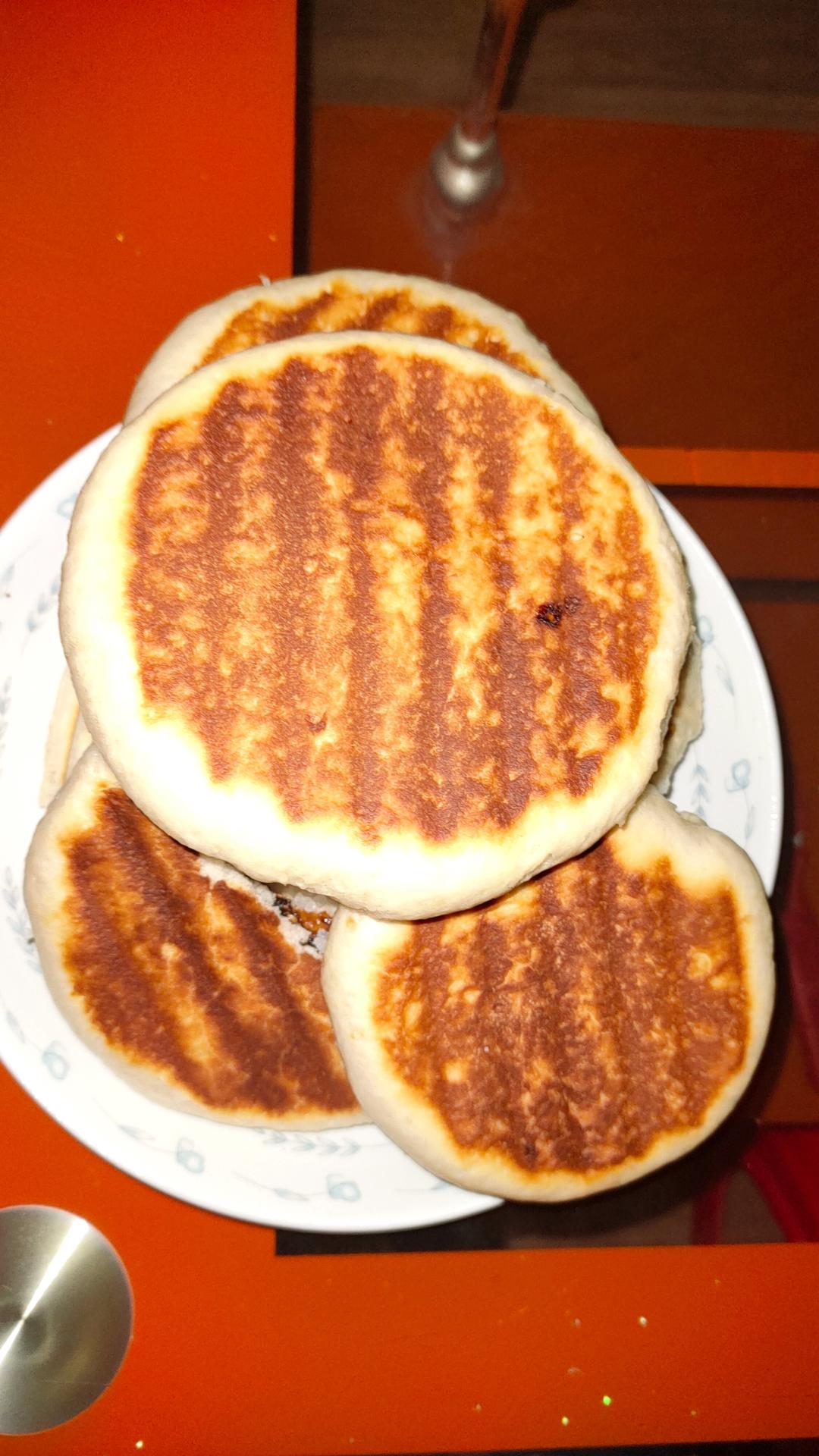 不放一滴油   奶香发面红糖饼   外皮酥脆  内里暄软   凉了都好吃   附细节视频