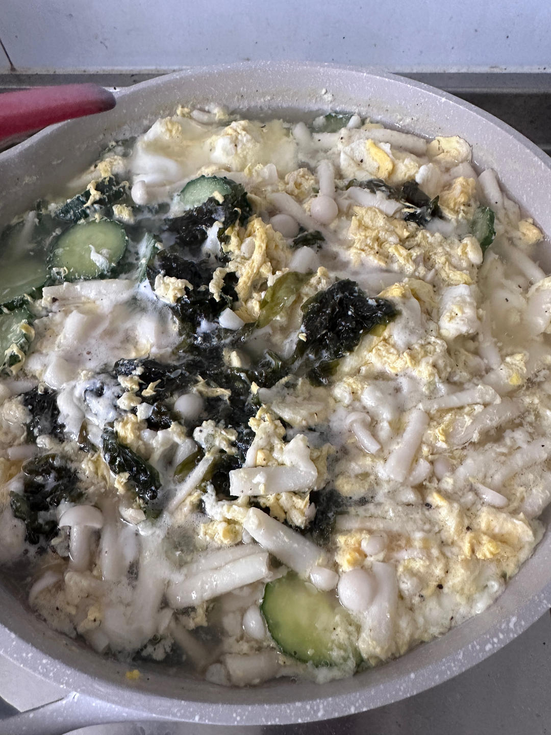 5分钟就能做好的巨鲜美的菌菇黄瓜汤