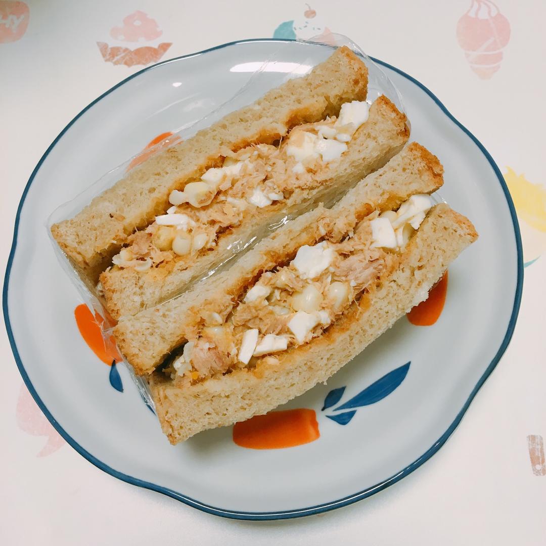 金枪鱼三明治
