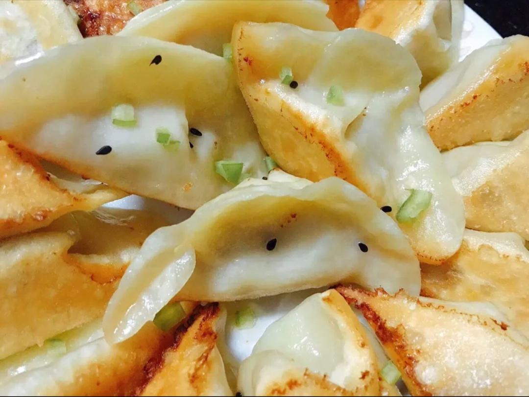生煎  .    锅贴
