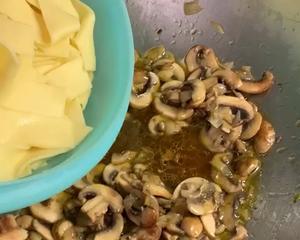 罗勒青酱蘑菇宽面的做法 步骤10