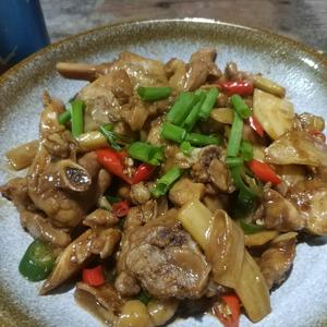 鸡腿肉这样炒，隔壁小孩都馋哭了---双椒炒鸡的做法 步骤13