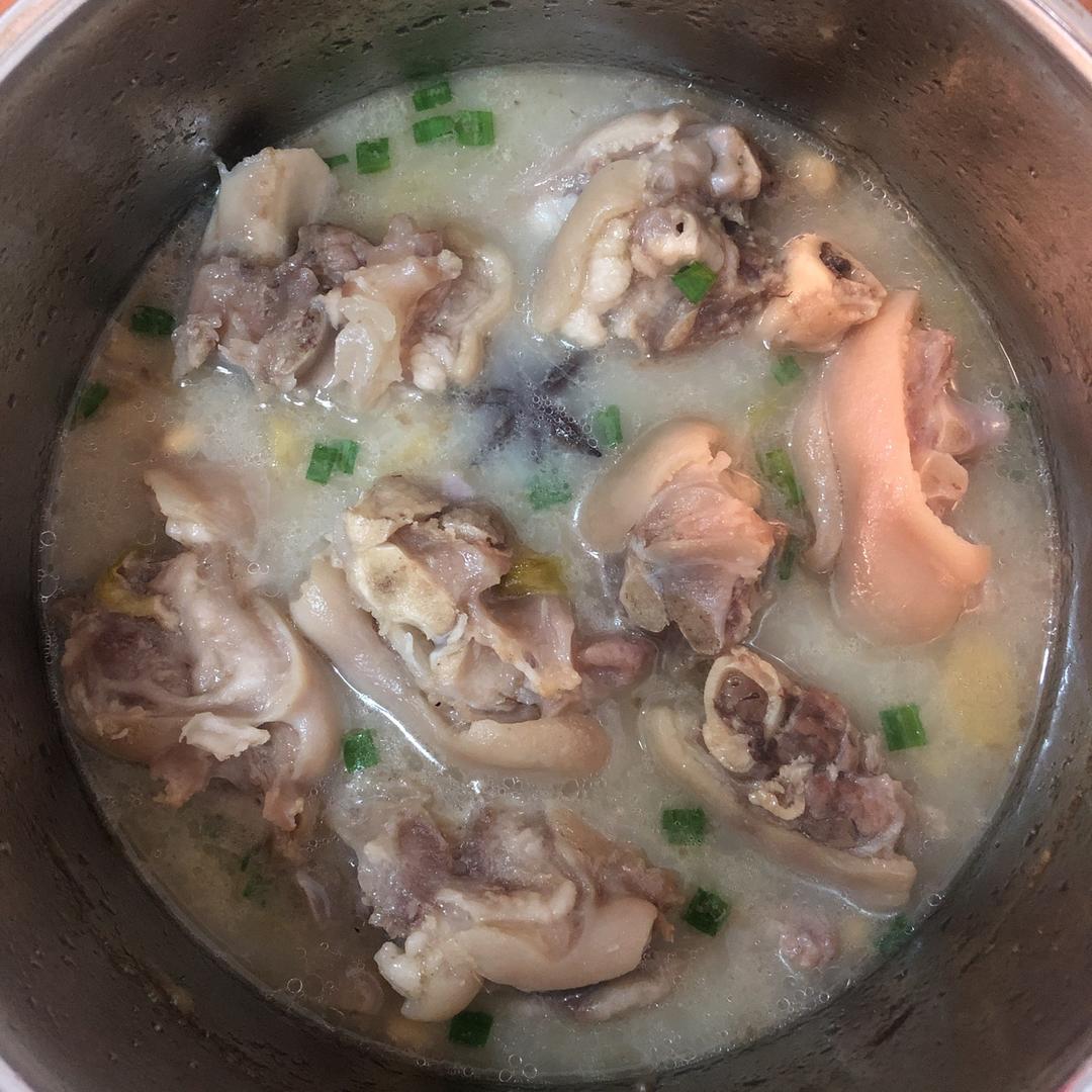 猪蹄汤-奶白色鲜美