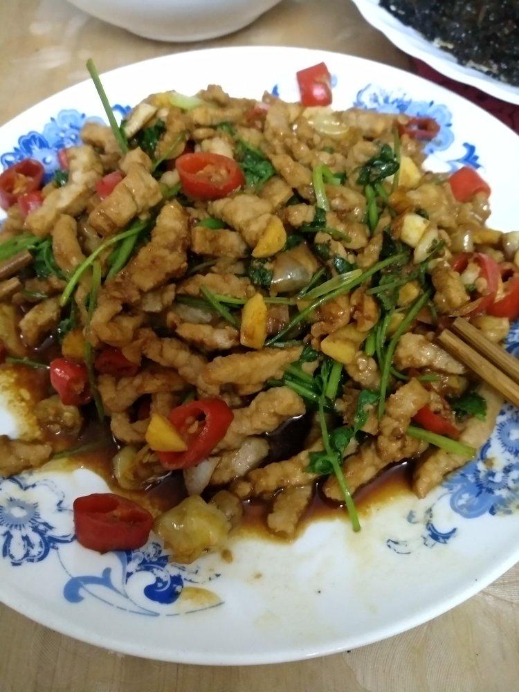 〈小炒黄牛肉〉，这个太好吃了。欣小厨 😉