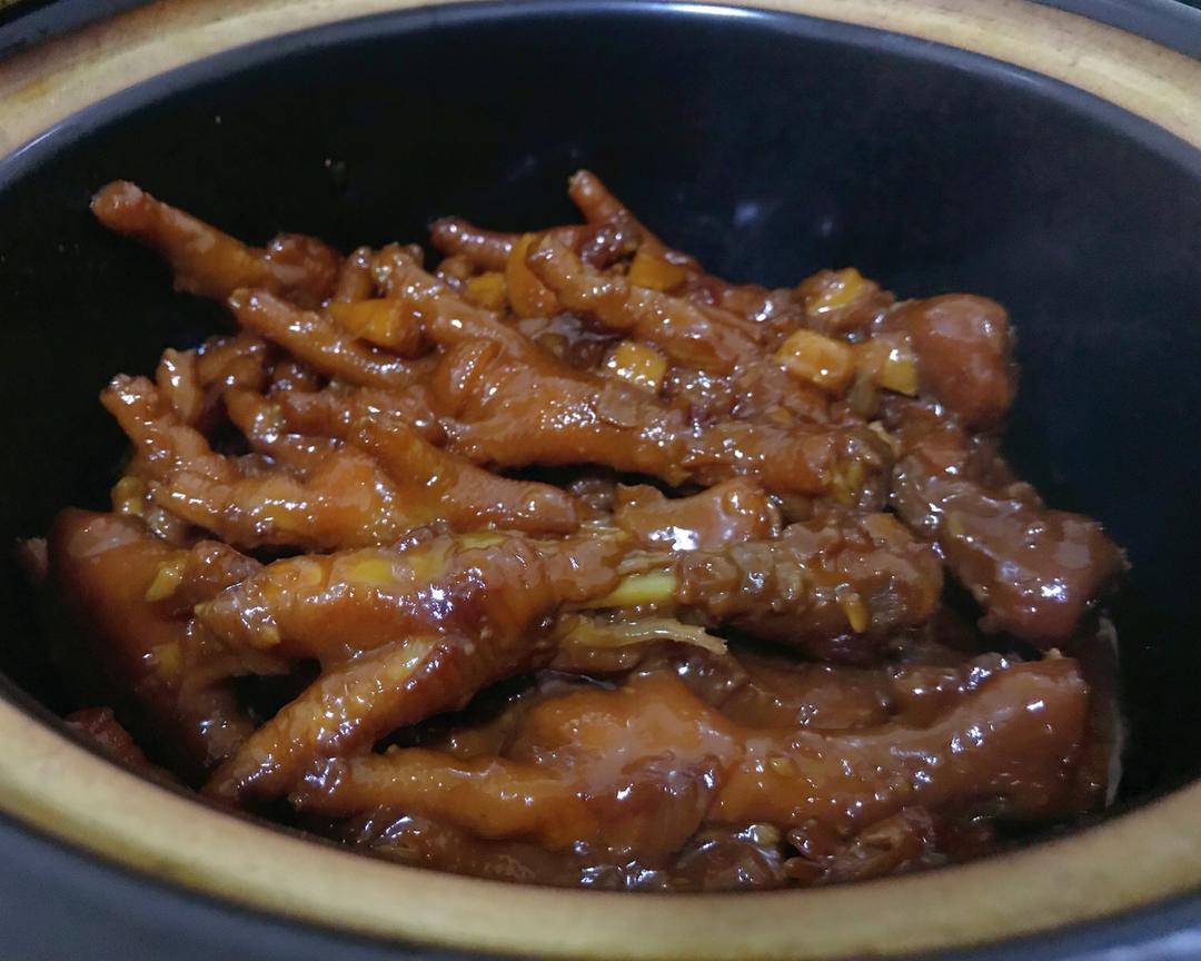 用料销魂红烧鸡脚的做法鸡爪切掉指甲,洗干净(可以切两半)冷水下锅焯