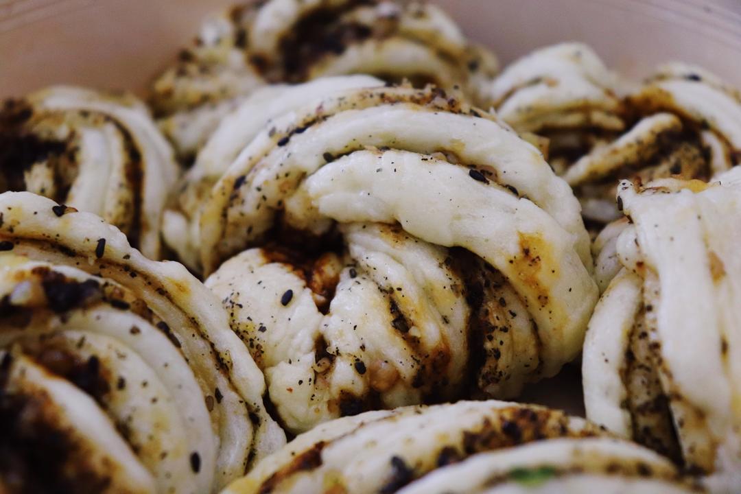 一次发酵的红糖芝麻花卷