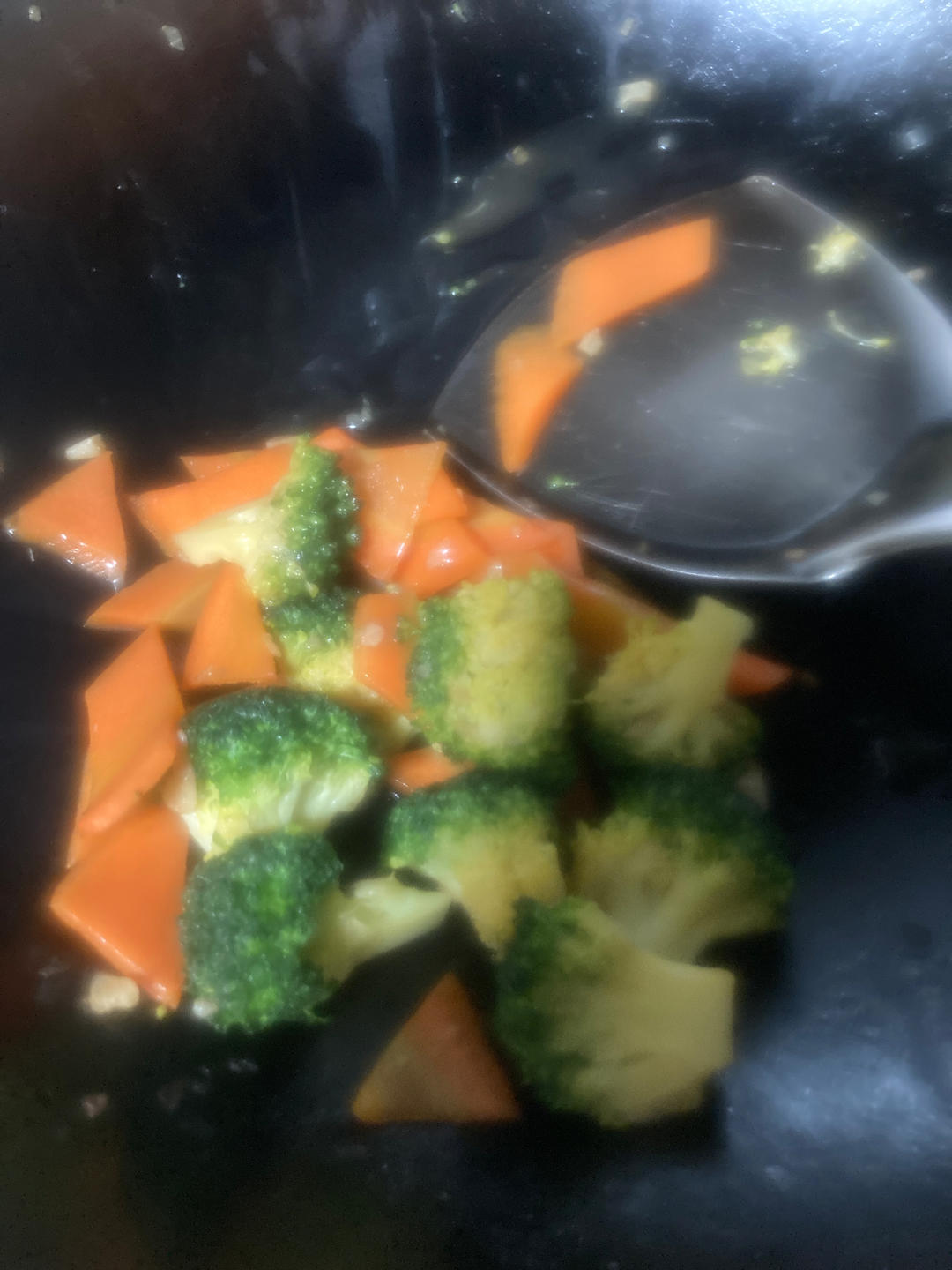 炒西兰花，饭店里常这样搭配，营养味美，儿子很喜欢吃