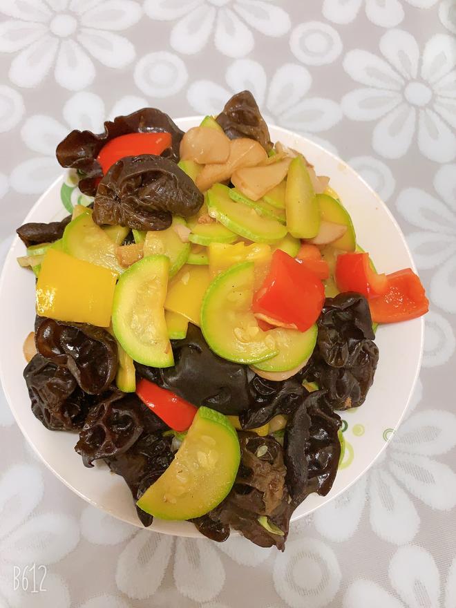 具有减肥功效的五色时蔬——西葫芦杏鲍菇炒木耳的做法