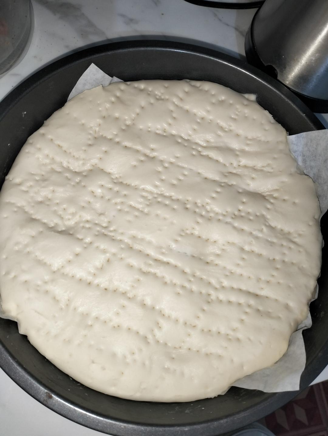 自制披萨饼皮~~比买的好吃百倍的披萨饼皮，外酥内软奶香味儿浓郁，直接吃都超级美味