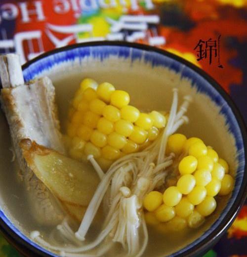 甜玉米山菌排骨汤的做法