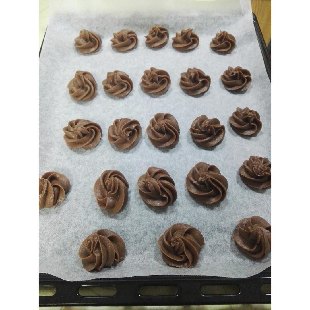 挤花毫无压力的巧克力曲奇