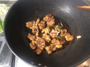 小鸡炖蘑菇的做法 步骤7