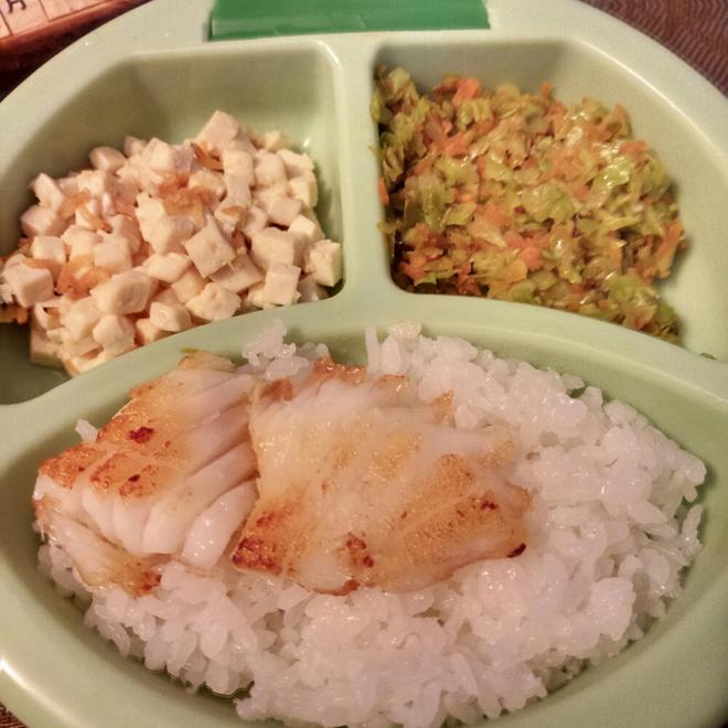 香煎鳕鱼+虾米炒豆腐+清炒胡萝卜卷心菜的做法