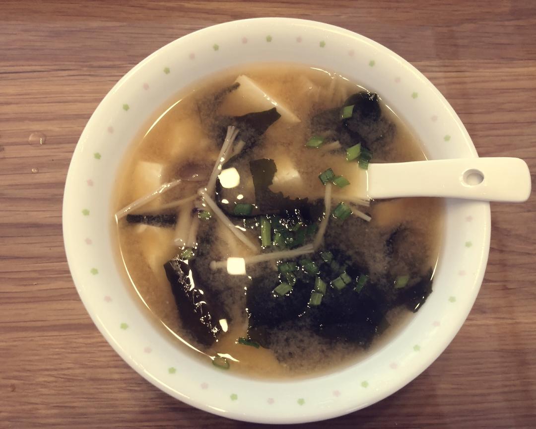 豆腐裙带菜味噌汤