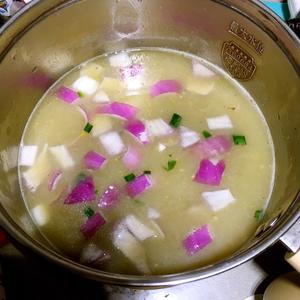 【牛肉面汤的重生】蘑菇芦笋芋头浓汤的做法 步骤4