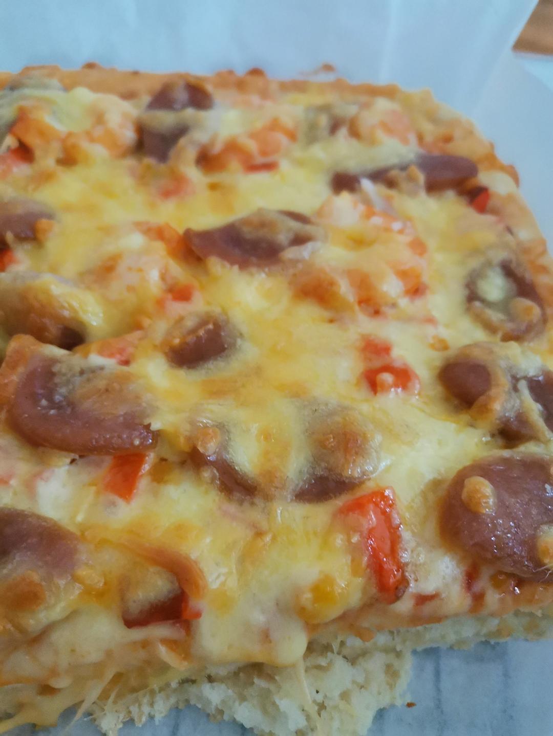 自制披萨饼皮~~比买的好吃百倍的披萨饼皮，外酥内软奶香味儿浓郁，直接吃都超级美味