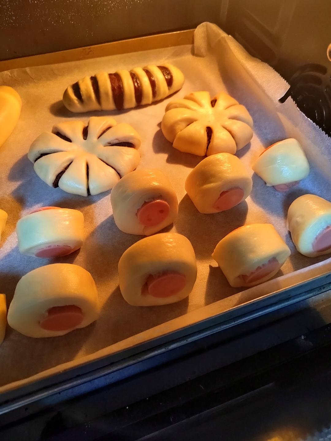 一口迷你肠仔包