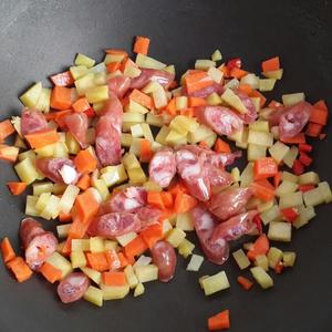 腊肠土豆胡萝卜闷饭。很好吃哟的做法 步骤2