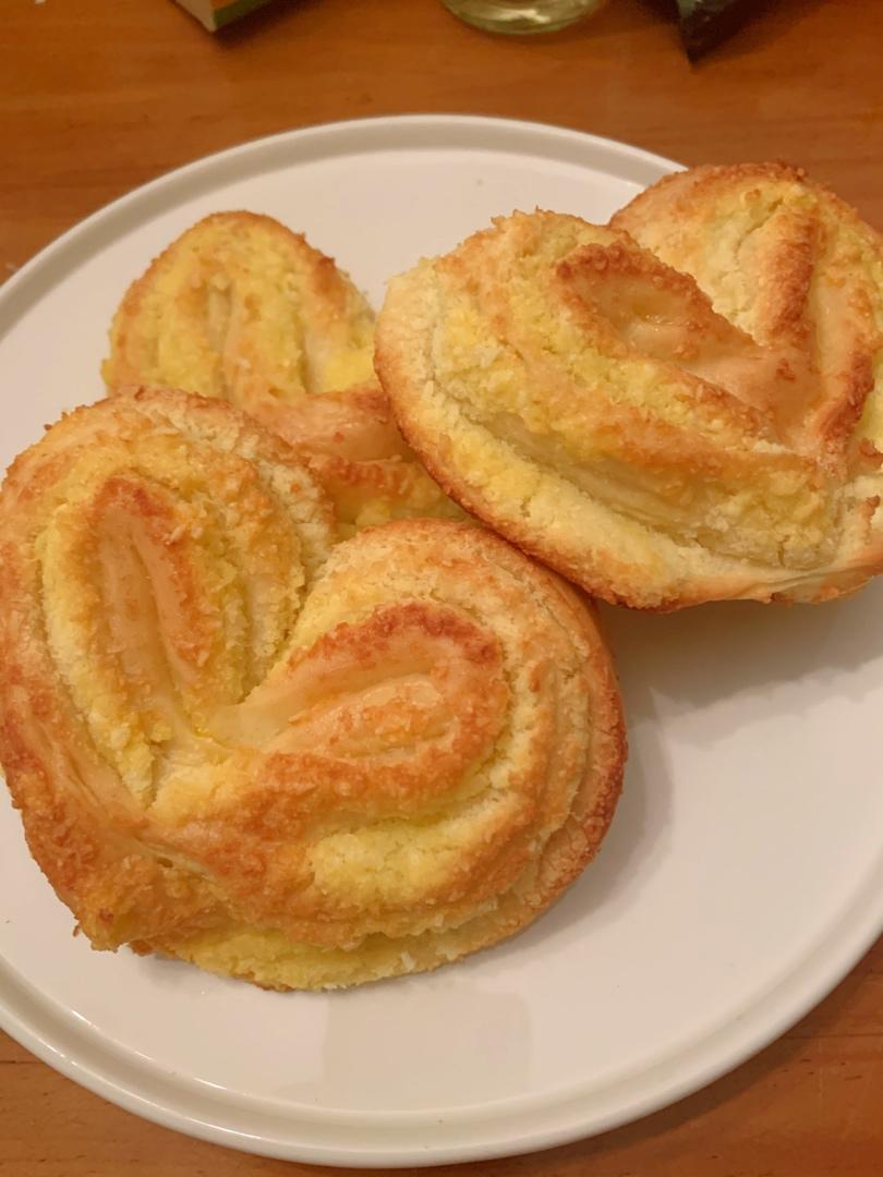 毛毛虫豆沙面包+心形椰蓉包