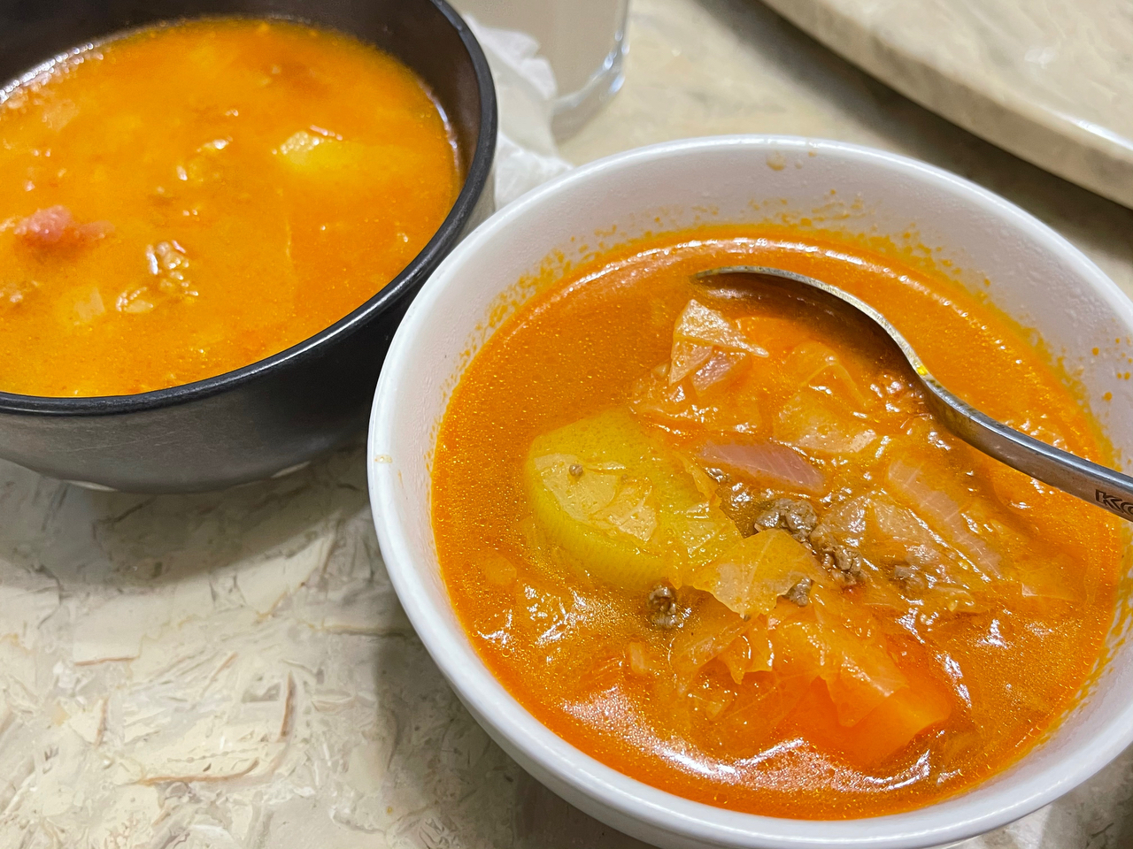 罗宋汤是西餐中最常见的汤羹，好喝又有营养，可以提高免疫力，还能很好的补钙哦！！冬天里喝上一碗真的是暖身又暖心！