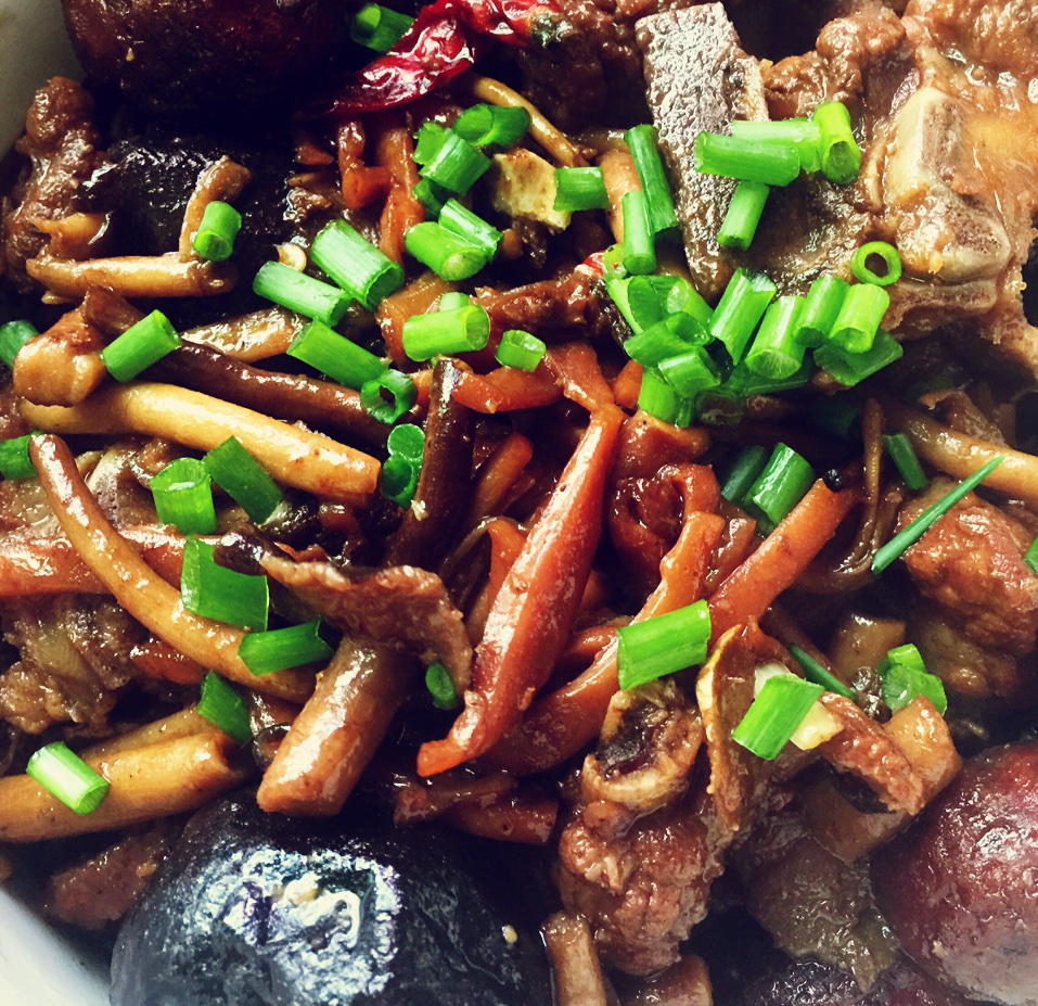 鹌鹑蛋红烧排骨