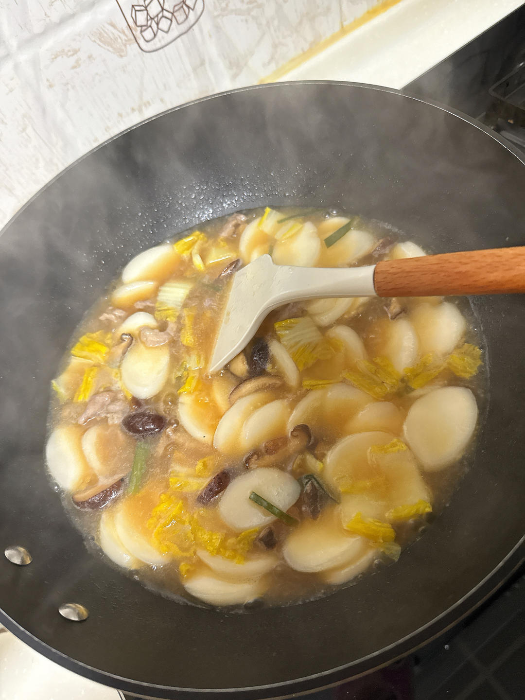 【白菜肉丝年糕汤】