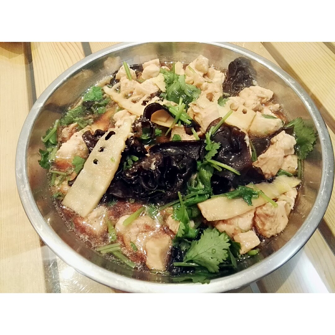鲜笋木耳蒸鸡肉