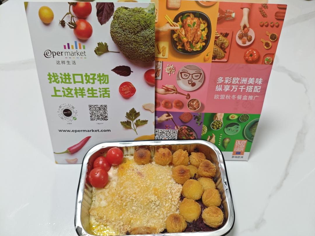 拥有浓郁芝士奶香的肉肠组合（手工招牌高达奶酪香肠&奶酪蓝带肉排+葡萄鸡尾酒）