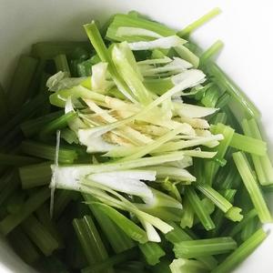 芹菜炝海米的做法 步骤4